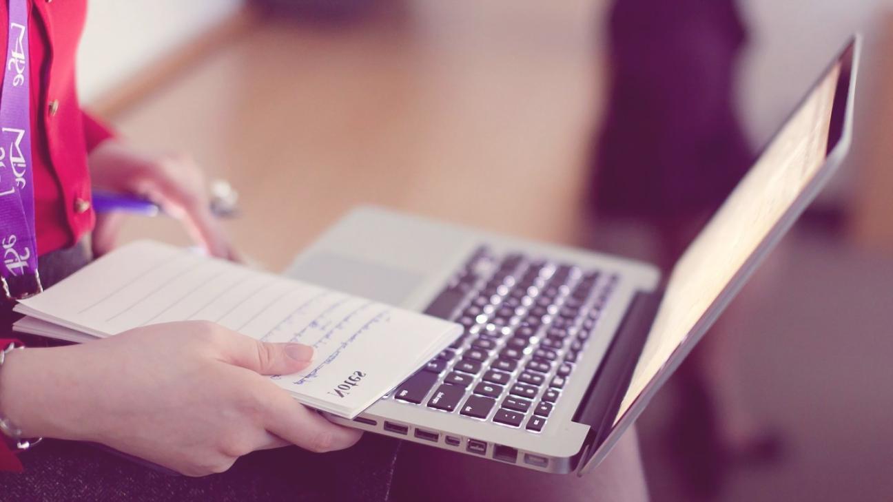 Estudiantes analizando tendencias del mercado financiero