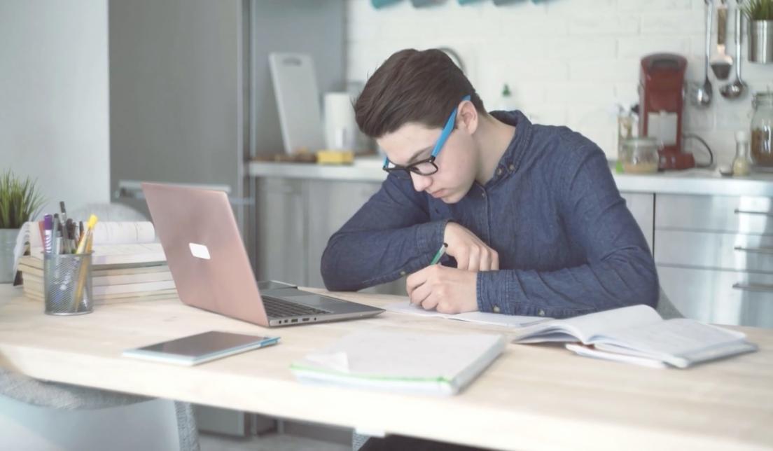 Equipo de Brevoxari trabajando en análisis financiero