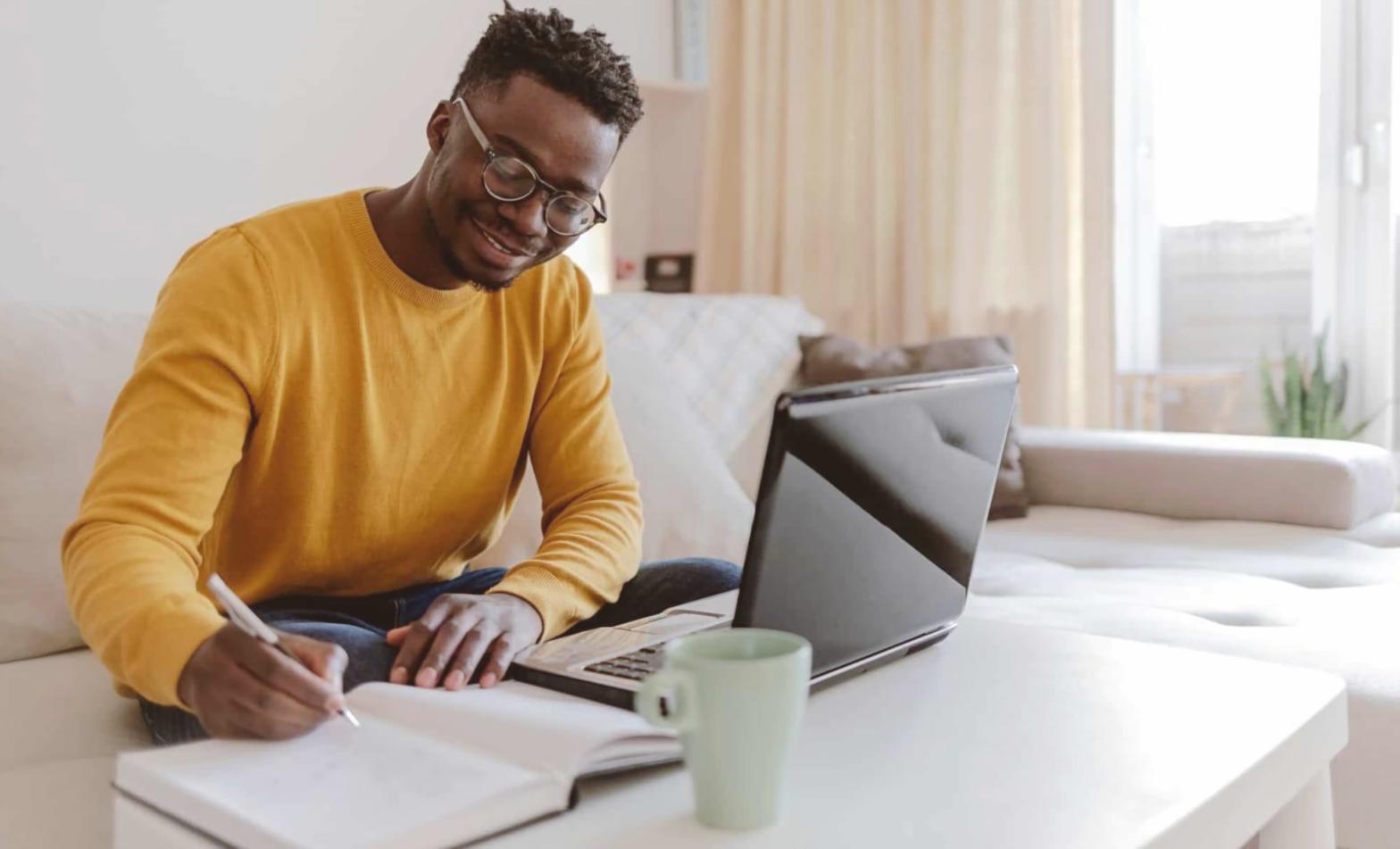 Estudiantes revisando gráficos de mercado durante seminario